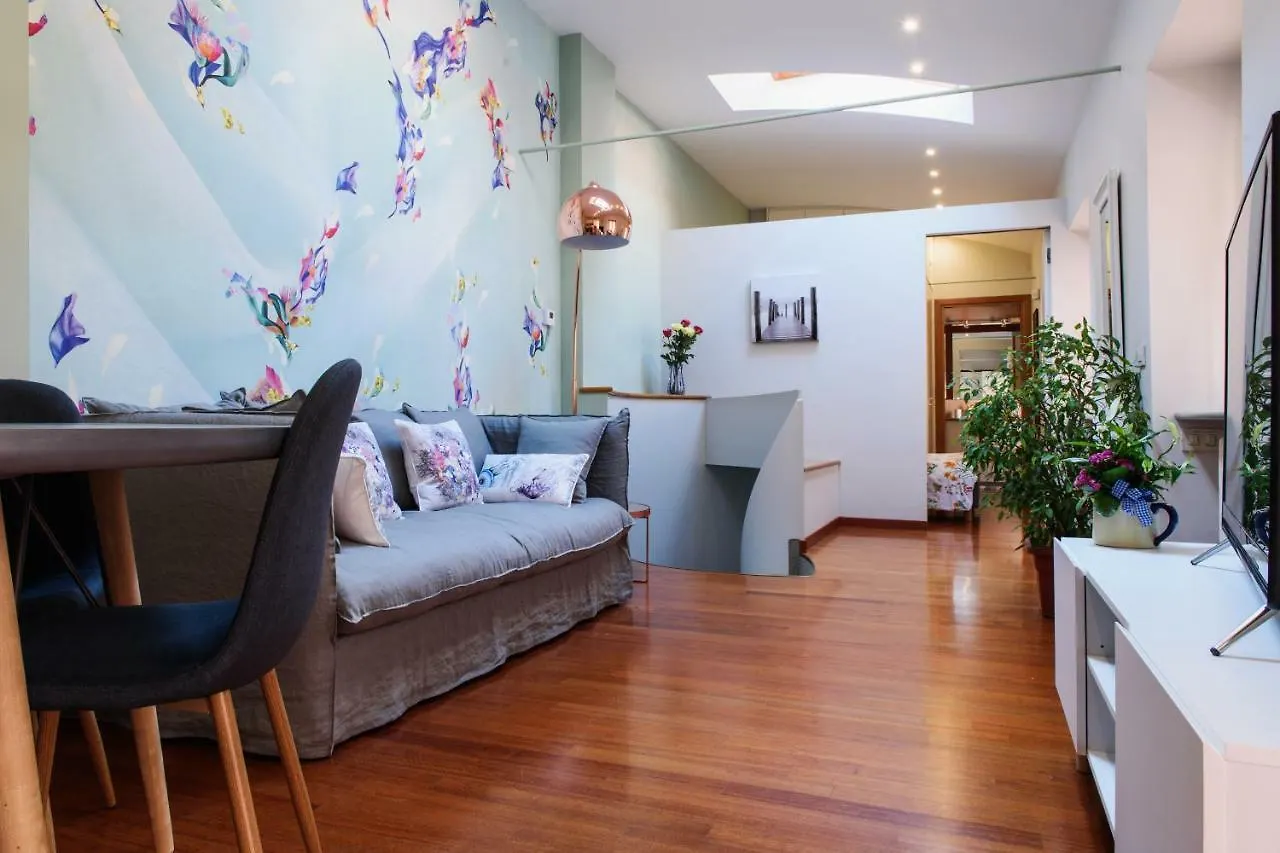 Lora Center Apartment Como