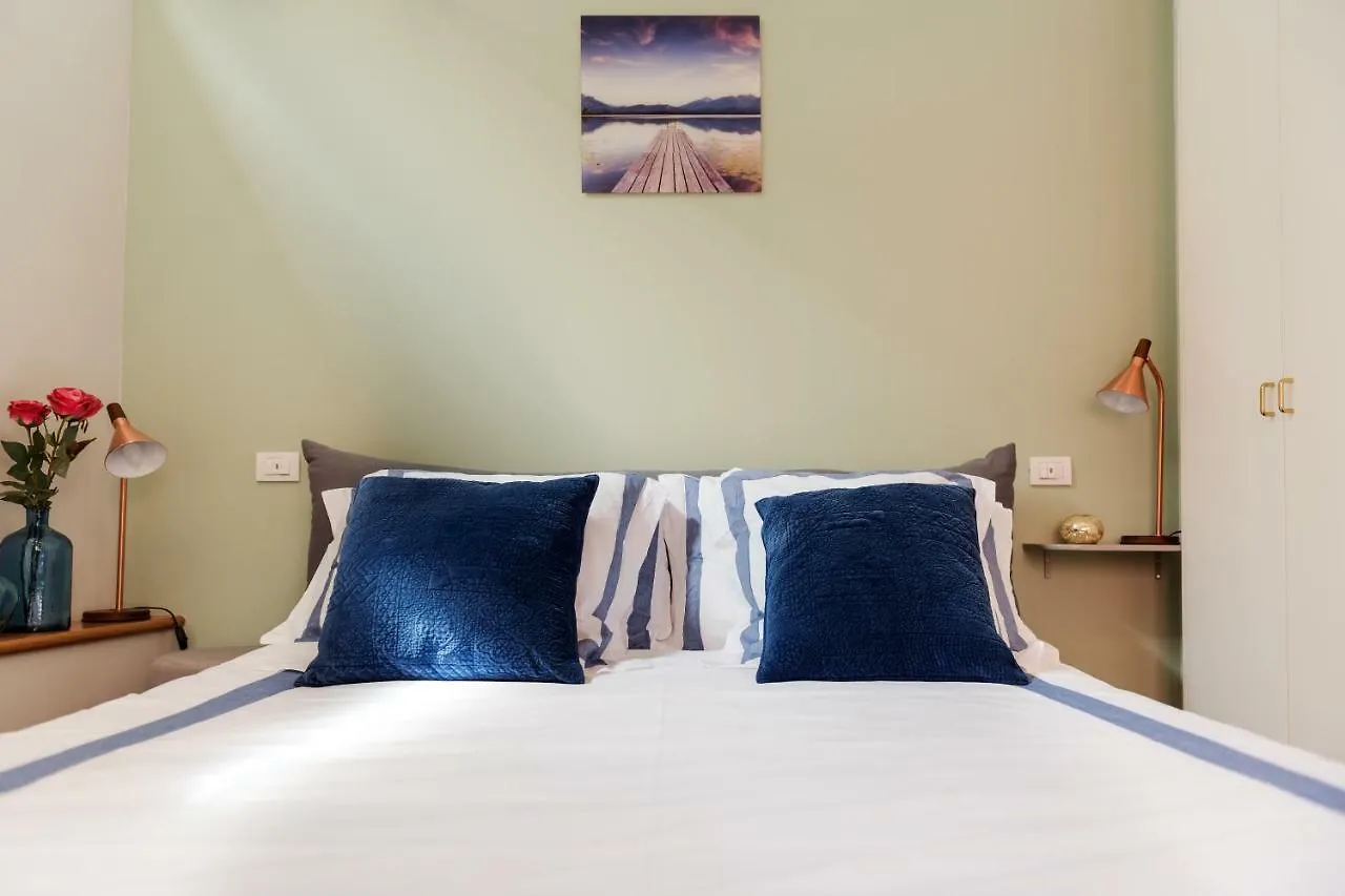 Lora Center Apartment Como